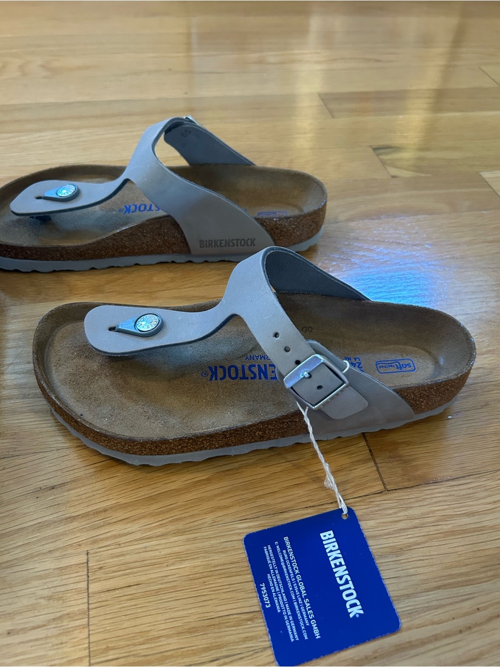 NWT Birkenstock Gizeh Women’s Nubuck Sandals in Dove grey - Picture 2 of 5